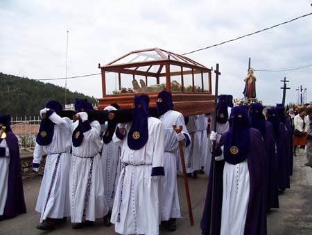 Los hermanos de la cofradía Nuestro Padre el Nazareno y el Santo Sepulcro desfilan el año pasado por Guardo. Los hermanos de la cofradía Nuestro Padre el Nazareno y el Santo Sepulcro desfilan el año pasado por Guardo.