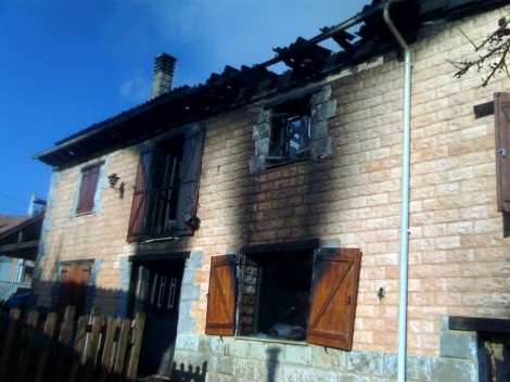 Estado en el que quedó la casa tras originarse un incendio en su interior. Estado en el que quedó la casa tras originarse un incendio en su interior.
