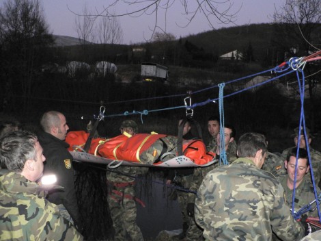 Un grupo de militares realizan ayer un simulacro de evacuación de un herido, durante una maniobra.