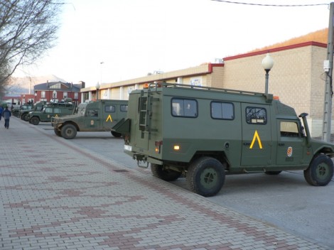 Vehículos militares, estacionados ayer en una calle de Guardo.