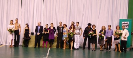 MUCHA ILUSIÓN. Los ganadores de todas las categorías posan junto a los bailarines profesionales David y Aída Agramunt (a la izquierda). MUCHA ILUSIÓN. Los ganadores de todas las categorías posan junto a los bailarines profesionales David y Aída Agramunt (a la izquierda).