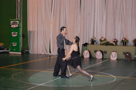 Los guardenses Macario y María del Carmen bailan un tango. Los guardenses Macario y María del Carmen bailan un tango.