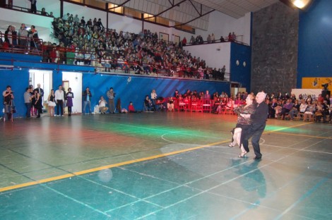 La pareja formada por Tere y Sixto bailan ante el numeroso público asistente. La pareja formada por Tere y Sixto bailan ante el numeroso público asistente.