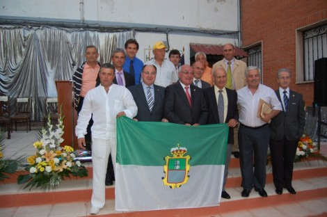 El presidente de la Diputación, Enrique Martín, y el alcalde de Santibáñez, Julián Gutiérrez (segundo y tercero por la izquierda en la fila de abajo) posan ayer con la bandera junto a los alcaldes pedáneos.