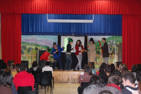 Los estudiantes siguen el desarrollo de la obra teatral en ingles.