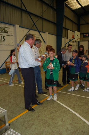 Mario Granda y los alcaldes de Guardo y Velilla entregan ayer los trofeos. Mario Granda y los alcaldes de Guardo y Velilla entregan ayer los trofeos.