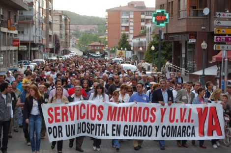 La cabeza de la manifestación discurre ayer por la avenida de Castilla y León.