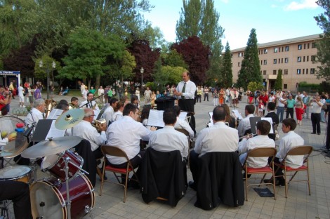 La Banda de Música interpreta piezas de baile en la plaza de la Constitución. La Banda de Música interpreta piezas de baile en la plaza de la Constitución.