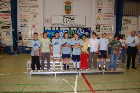 Componentes de El Otero de Guardo posan con sus premios. Componentes de El Otero de Guardo posan con sus premios.