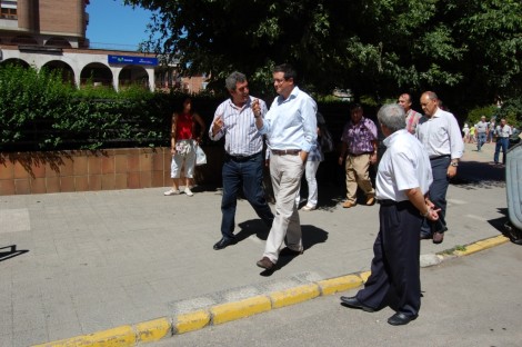 Óscar López, a la derecha, pasea ayer por Guardo con Julio Villarrubia.