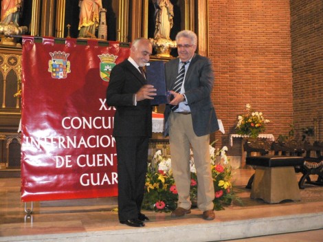 Carlos Rojo entrega un trofeo al ganador del certamen.