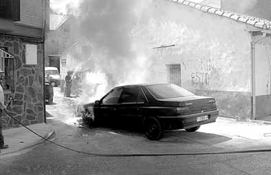 El vehículo incendiado, ayer, en el centro de Guardo. El vehículo incendiado, ayer, en el centro de Guardo.