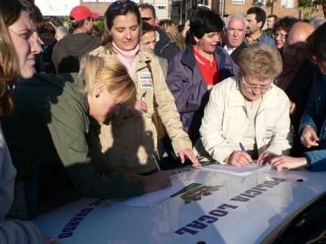 Un grupo de mujeres firma en contra del cierre de Celanese.