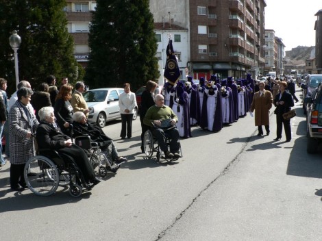 GUARDO. La banda de la cofradía de los Nazarenos desfila para los ancianos. Arriba, el Prendimiento, el miércoles. GUARDO. La banda de la cofradía de los Nazarenos desfila para los ancianos. Arriba, el Prendimiento, el miércoles.