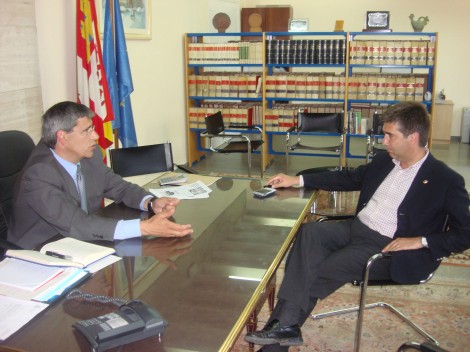 Ignacio Cosidó, a la derecha, en la reunión con el alcalde de Guardo. Ignacio Cosidó, a la derecha, en la reunión con el alcalde de Guardo.