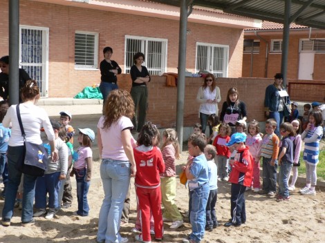 Las profesoras dividen a los niños en grupos.
