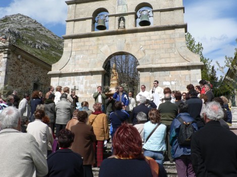 Los fieles cantan ayer la Salve a la Virgen Los fieles cantan ayer la Salve a la Virgen