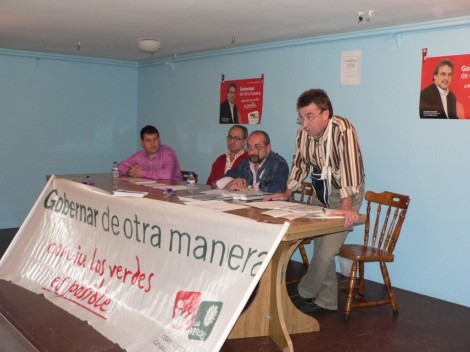 Los candidatos de IU por Velilla, con Mariano San Martín.
