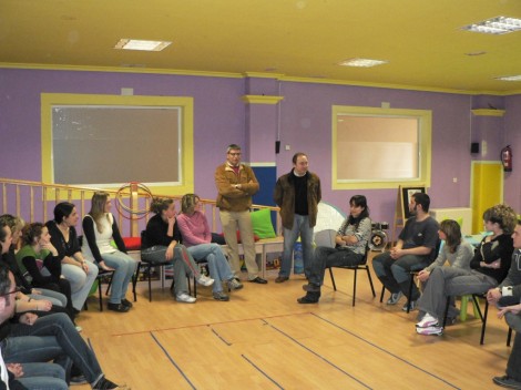 Blanco y Tapia, ayer, con los jóvenes de Guardo que participan en el curso. Blanco y Tapia, ayer, con los jóvenes de Guardo que participan en el curso.