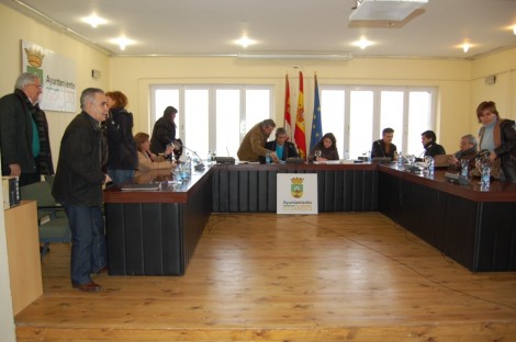 Los concejales de Guardo, antes de sentarse en el pleno de ayer. Los concejales de Guardo, antes de sentarse en el pleno de ayer.