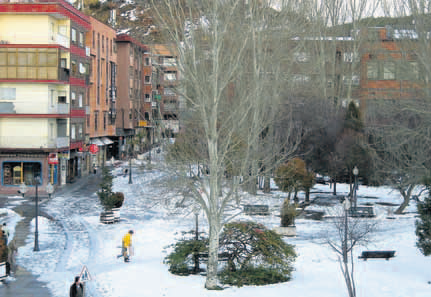GUARDO. La plaza de la Constitución continuaba ayer cubierta de nieve. JOSÉ CARLOS DIEZ