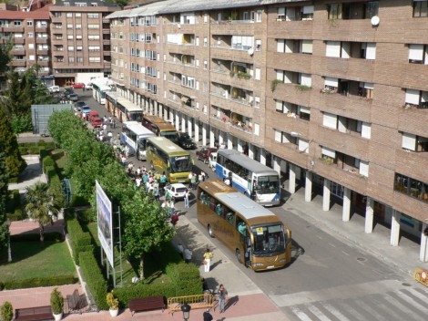 Varios autobuses salen ayer de Guardo a Palencia. J. CARLOS DIEZ