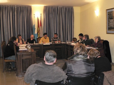 La corporación de Velilla del Río Carrión, durante un pleno municipal. :: JOSÉ CARLOS DIEZ