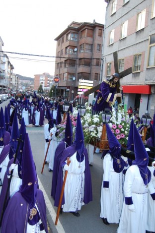 Los cofrades portan ayer a hombros al Nazareno.