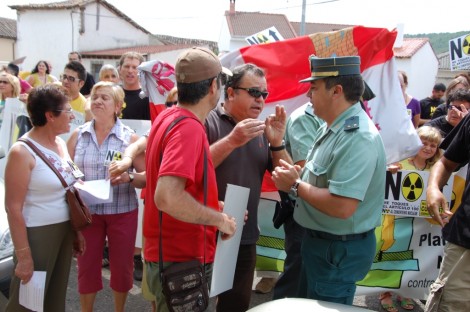 El alcalde, en el centro, conversa con un agente de la Guardia Civil.