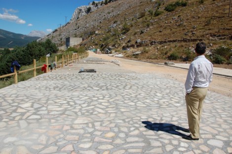 Gonzalo Pérez, de espaldas, contempla las obras.