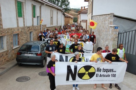 Los opositores al almacén nuclear se manifiestan ayer por las calles de Congosto.