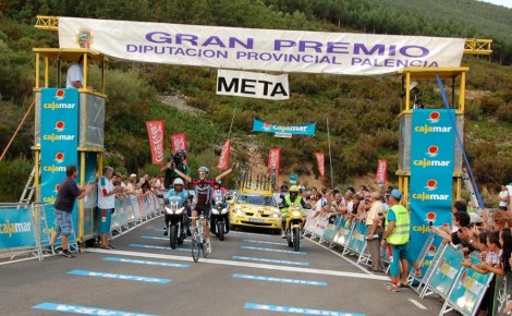 Nicolás alza ayer los brazos como ganador de etapa.