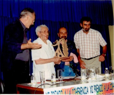 Marcelino Camacho sostiene con Mariano San Martín el galardón, el 25 de septiembre de 2004.