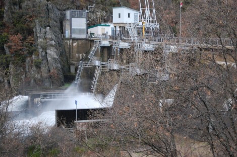 Imagen de ayer del pantano de Terminor desembalsando agua.