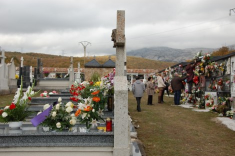 Varios vecinos visitan el cementerio y colocan flores, el pasado Día de Todos los Santos.