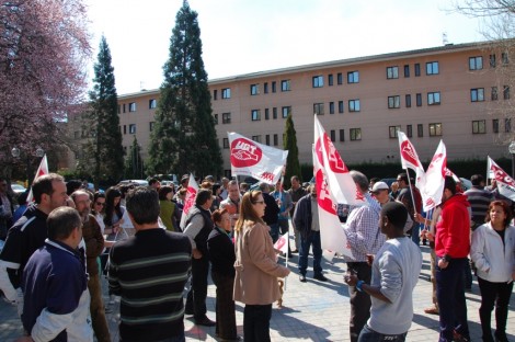 Asistentes a la concentración contra la reforma laboral, ayer, en la plaza de la Constitución de Guardo