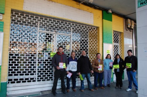 Representantes de los sindicatos, frente al supermercado El Árbol, tambien cerrado por la huelga