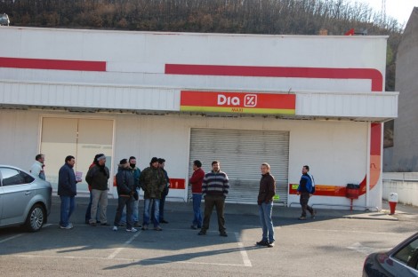 Un grupo de personas, en un piquete informativo frente al supermercado Dia de Guardo, cerrado