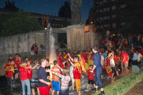 Celebración en el monumento al minero.