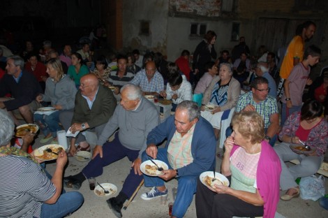 Los vecinos de Mantinos degustan el guiso de patatas.