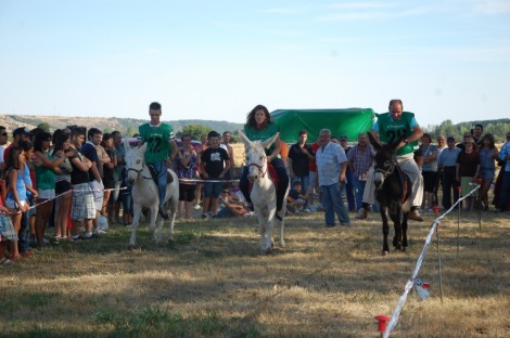 Tres participantes en la carrera de burros de Mantinos, durante la prueba.