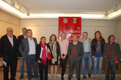 Jaime G. Reyero, en el centro, en una reunión del Concurso Provincial de Cuentos