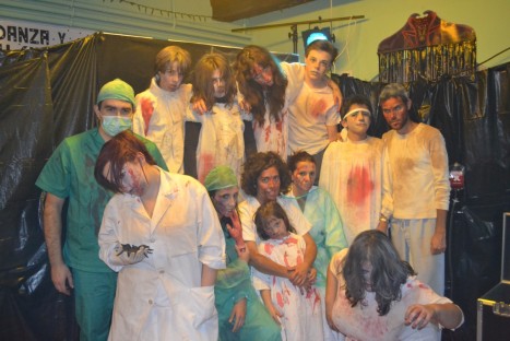 Actores de la Escuela de Música de Guardo, caracterizados en los personajes