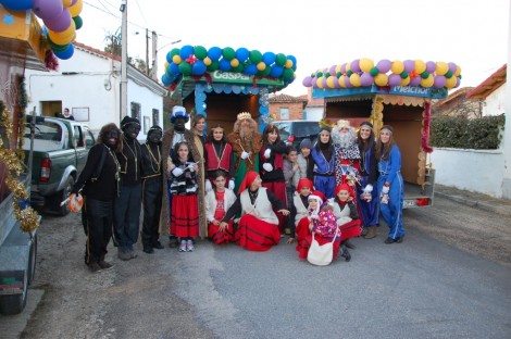 Reyes y pajes, posan junto a sus carrozas en Villalbeto
