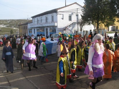 El desfile de carnaval, ayer por la tarde, en las calles de Santibáñez de la Peña
