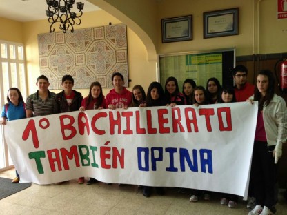 Alumnos de primero de Bachillerato del instituto Señorío de Guardo muestran la pancarta