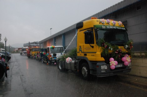 Desfile de camiones decorados bajo la lluvia, ayer, en Guardo.