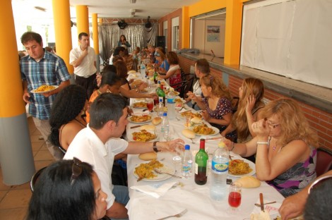 Los participantes en la caravana durante la comida de bienvenida.