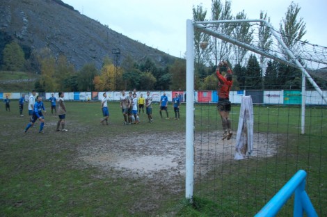 Dani, el guardameta del Salas, para un tiro velillense en el partido disputado ayer en el campo de La Serna