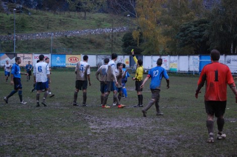 González Campano amonesta a un jugador visitante